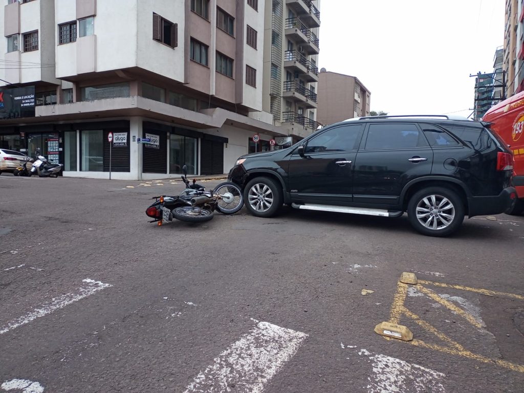 Colisão deixa motociclista ferido na Benjamin Constant com Morom