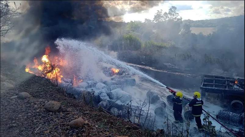 Carreta com carga inflamável pega fogo na ERS-472 entrada de Palmitinho