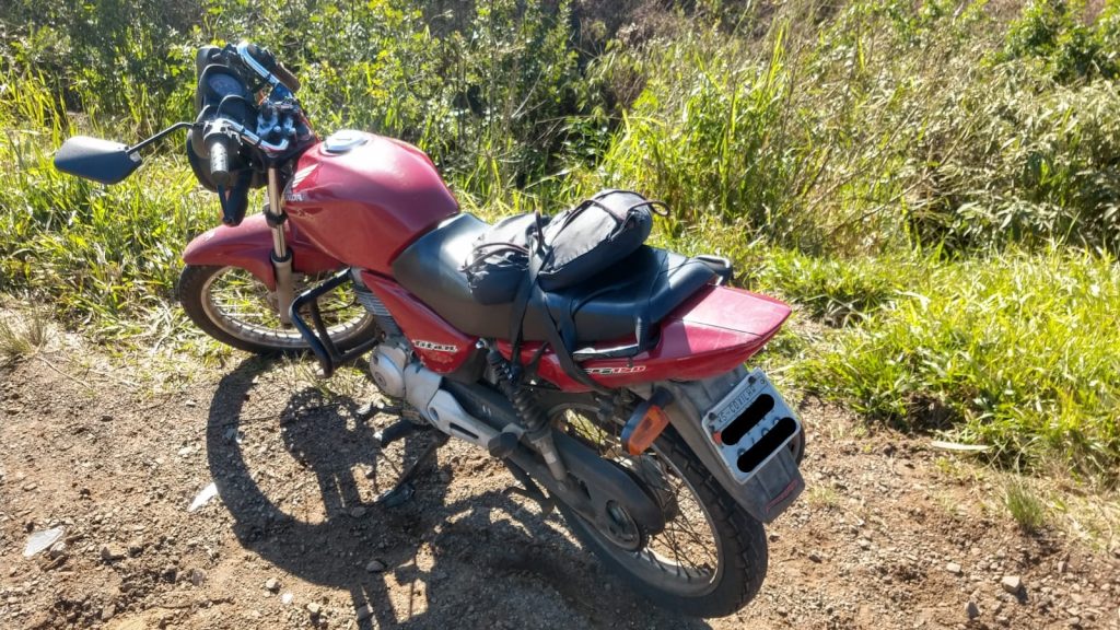 Colisão entre carro e moto deixa dois feridos na ERS-324 na entrada do bairro Bom Jesus