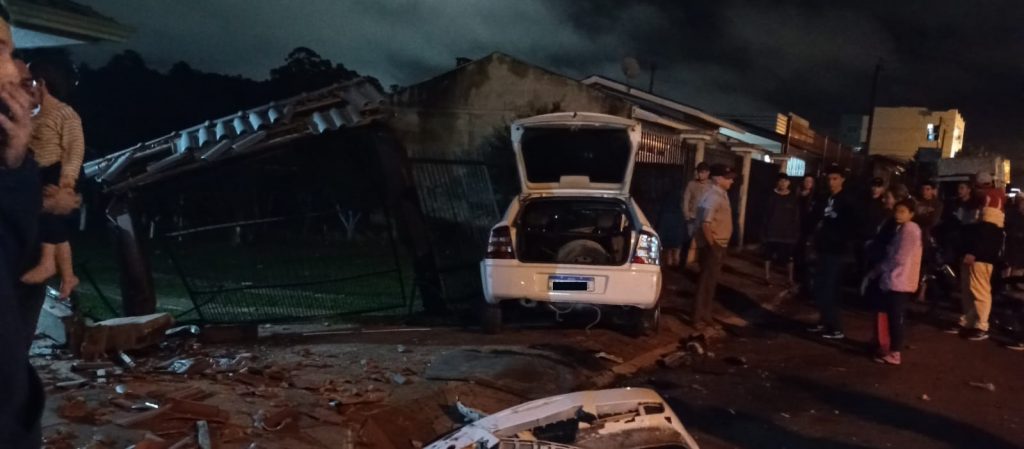 Veículo colide em grades e invade pátio de residência no Parque Farroupilha