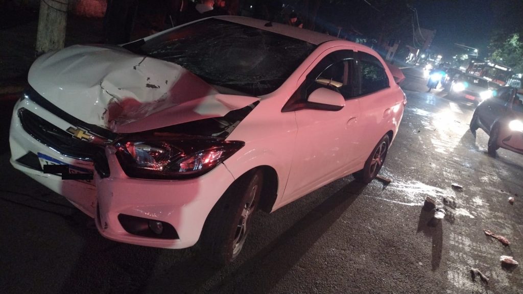 Casal fica ferido após sofrer colisão traseira na Petrópolis