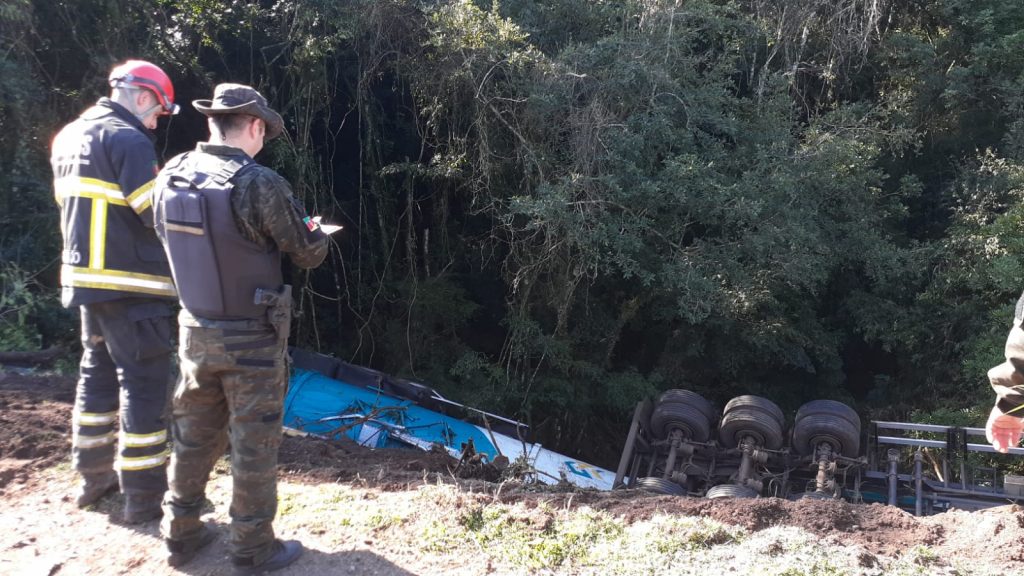 Acidente com vítima fatal bloqueia BR-386 em Soledade; pista esta interrompida por vazamento de etanol