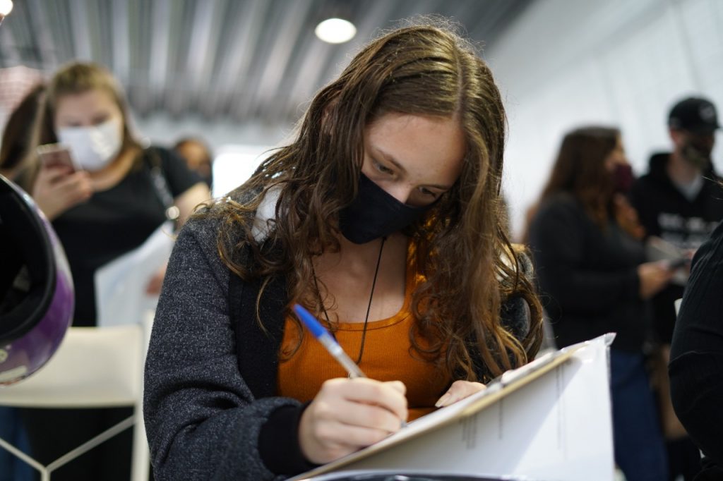 Com mais de 700 vagas, 5ª edição do Café com Emprego acontece hoje no Clube Juvenil