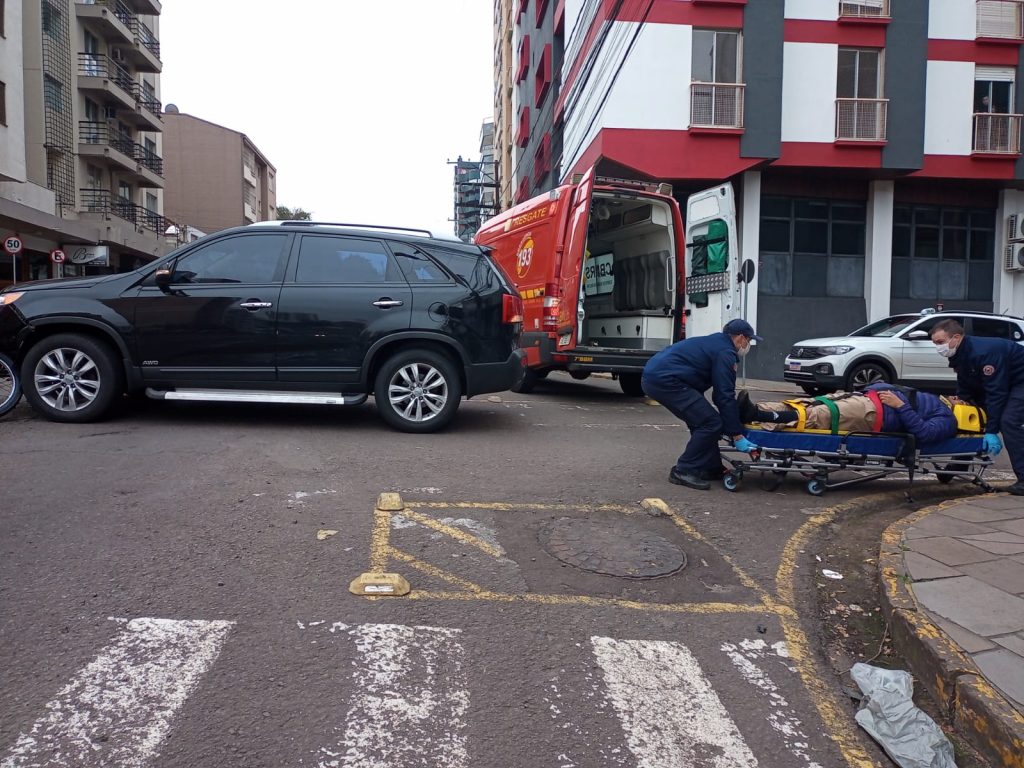 Colisão deixa motociclista ferido na Benjamin Constant com Morom