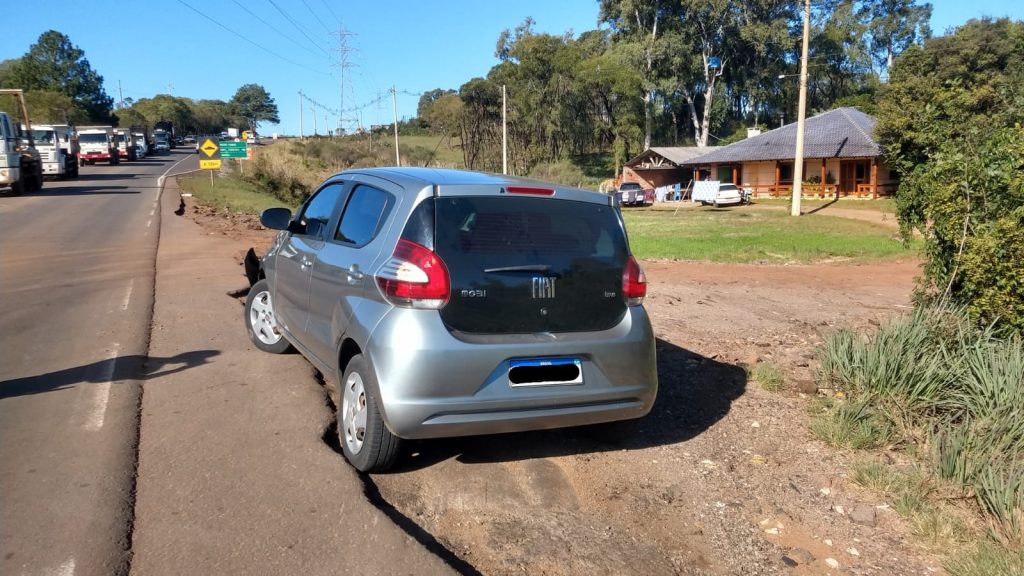 Colisão entre carro e moto deixa dois feridos na ERS-324 na entrada do bairro Bom Jesus