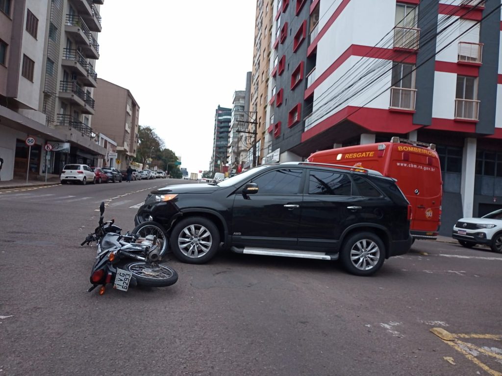 Colisão deixa motociclista ferido na Benjamin Constant com Morom