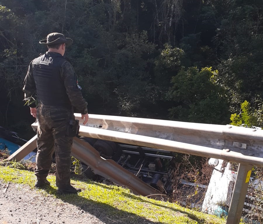 Acidente com vítima fatal bloqueia BR-386 em Soledade; pista esta interrompida por vazamento de etanol