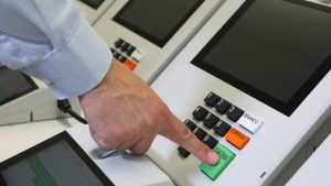 Domingo de eleições: uso de celular proibido e mudança em locais de votação em Passo Fundo