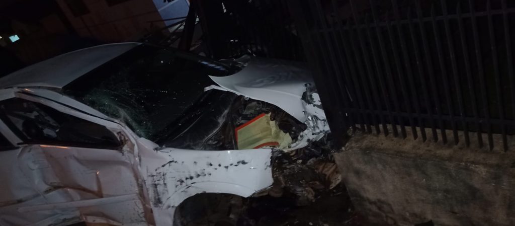 Veículo colide em grades e invade pátio de residência no Parque Farroupilha