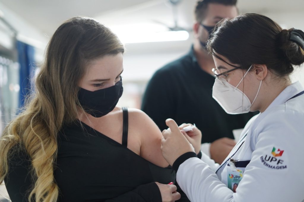 Vacinação contra gripe e covid segue em Passo Fundo para toda a população