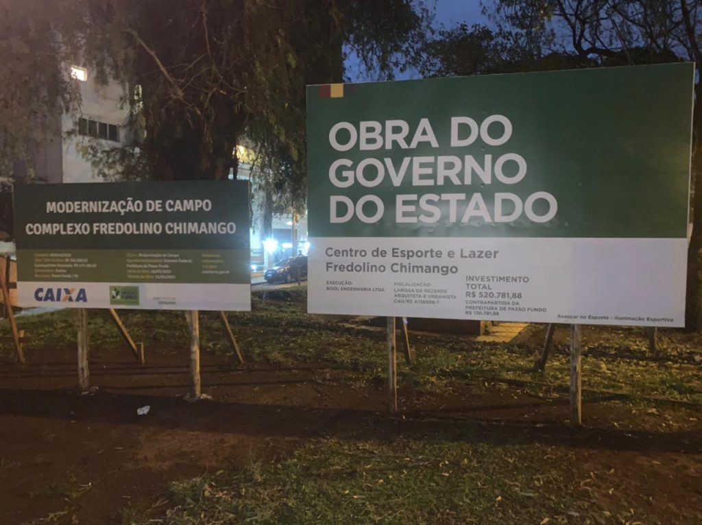 Em razão do período eleitoral, placas com publicidades de governos precisam ser retirada ou tampadas, esclarece prefeitura