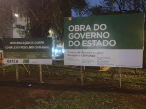 Em razão do período eleitoral, placas com publicidades de governos precisam ser retirada ou tampadas, esclarece prefeitura
