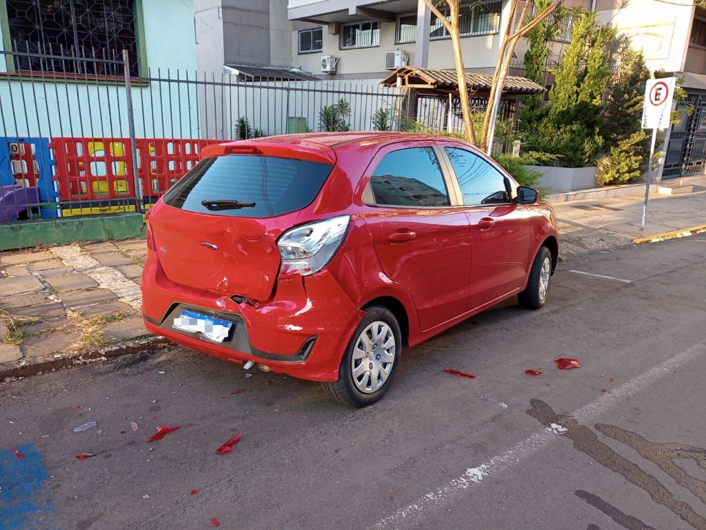 Condutor abandona carro após causar acidente no Bairro Boqueirão