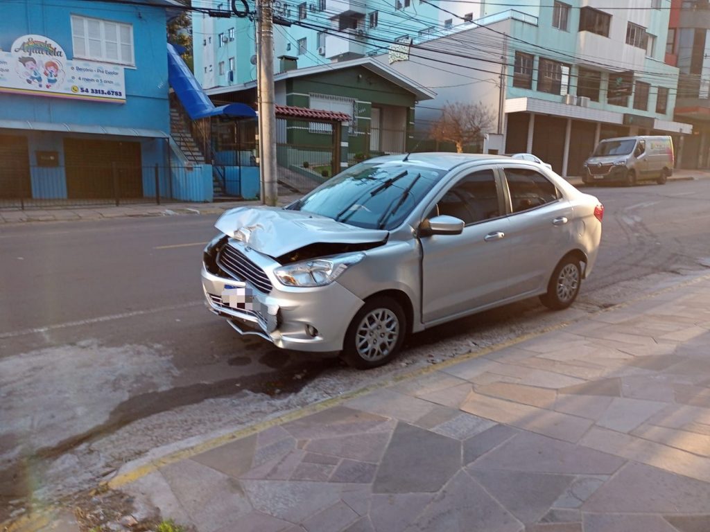 Condutor abandona carro após causar acidente no Bairro Boqueirão