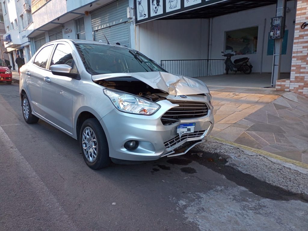 Condutor abandona carro após causar acidente no Bairro Boqueirão