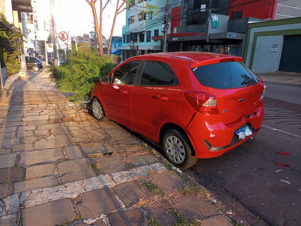 Condutor abandona carro após causar acidente no Bairro Boqueirão