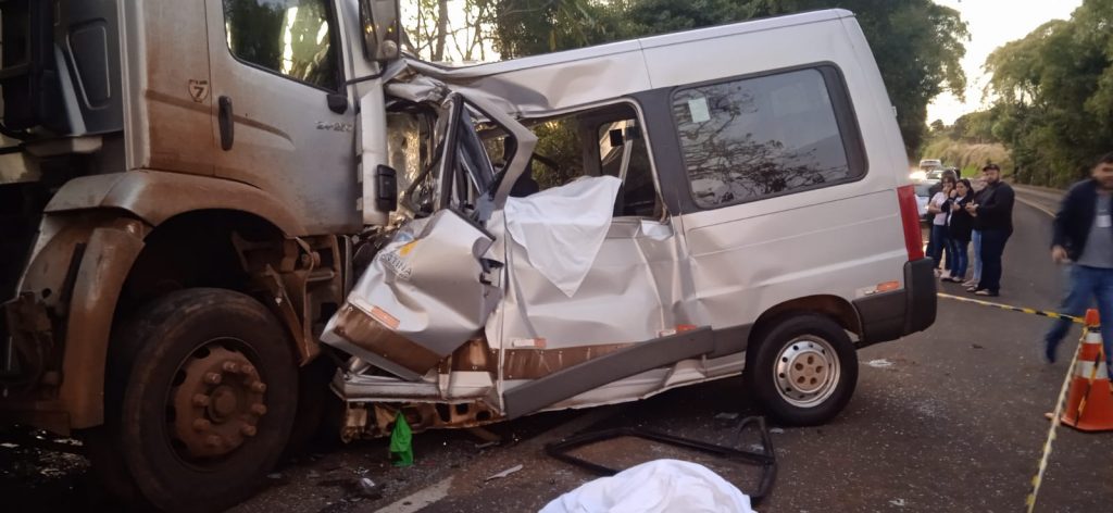 URGENTE! Acidente entre van e caminhão deixa oito mortos na BR 386 próximo a Constantina