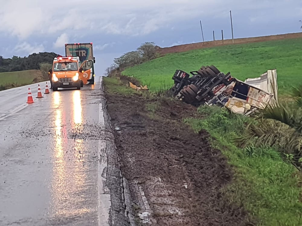 Caminhão tomba na ERS 135 em Coxilha