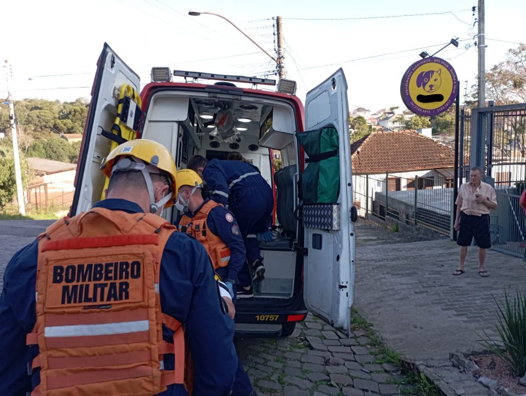 Condutor perde controle de veículo, invade estabelecimento e fica ferido em Passo Fundo