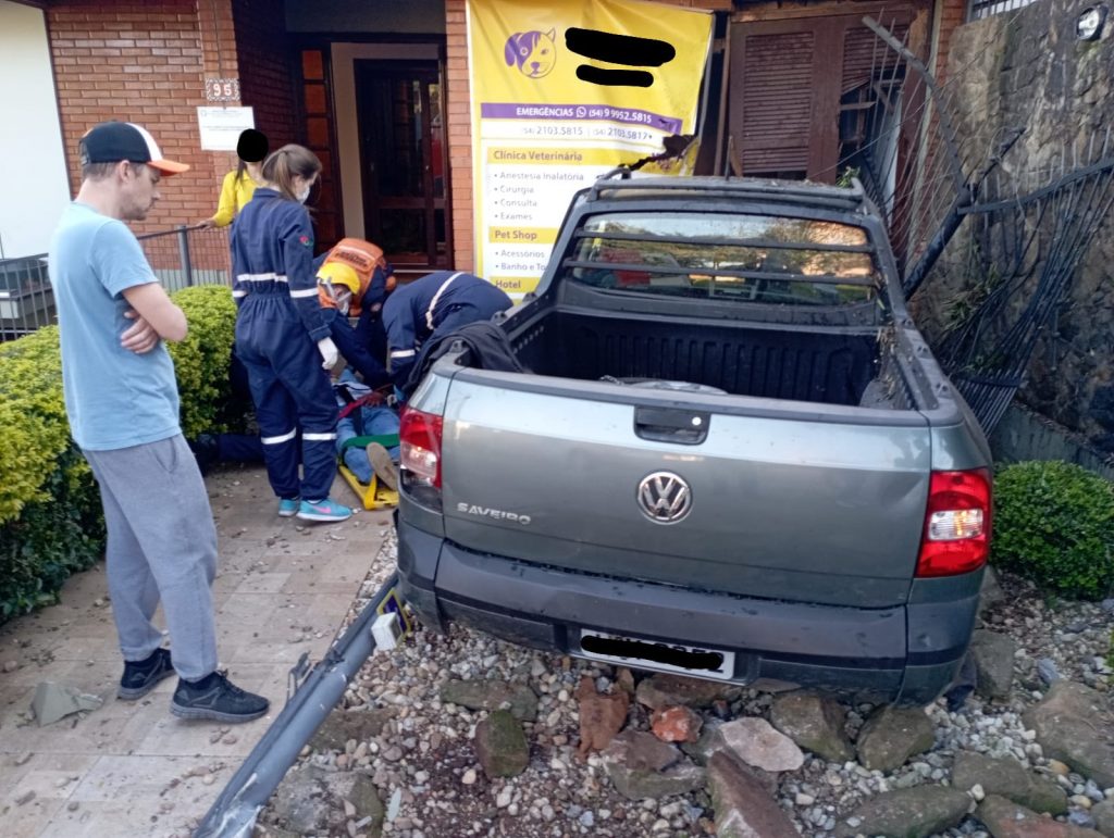 Condutor perde controle de veículo, invade estabelecimento e fica ferido em Passo Fundo