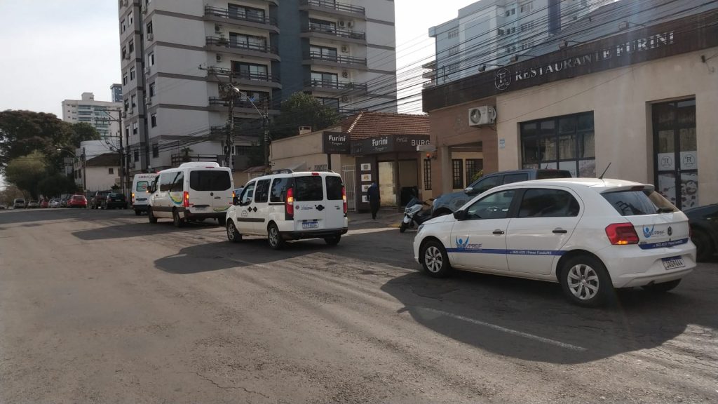 Motoristas de vans de Saúde prestam homenagem a vítimas de acidente e pedem mais segurança nas estradas