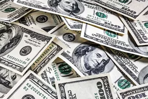 Taxa de juros elevada atrai investimentos de fora e desvaloriza o real, explica economista