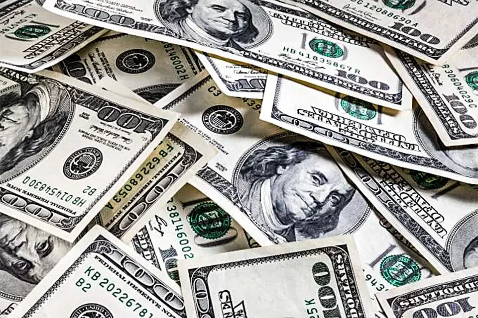 Taxa de juros elevada atrai investimentos de fora e desvaloriza o real, explica economista
