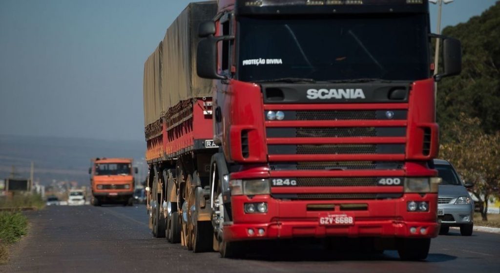 Valor de R$ 1 mil para os caminhoneiros deve ajudar a manter os veículos rodando, avalia motorista
