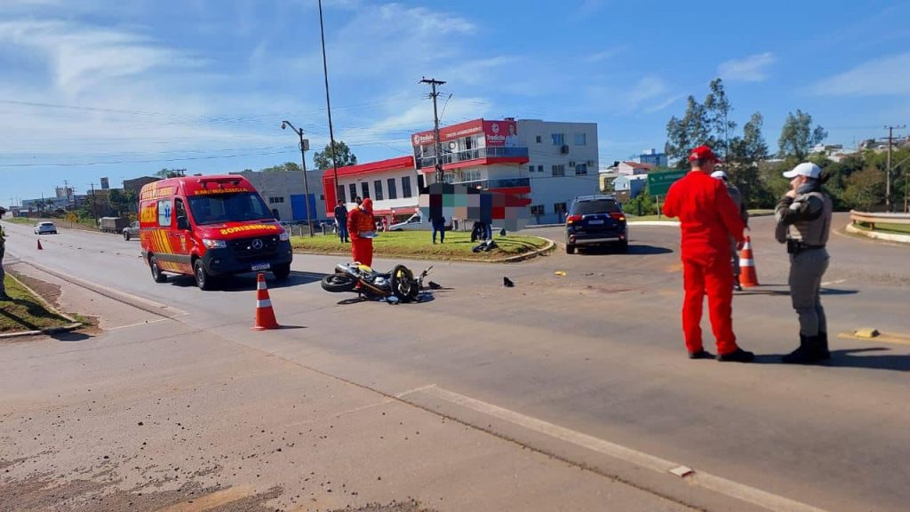 Motociclista fica ferido após colisão no trevo de Marau