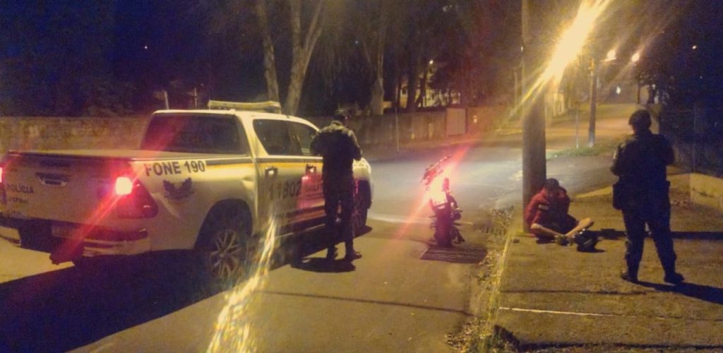 Homem andando com moto roubada é preso pela Brigada Militar em Passo Fundo