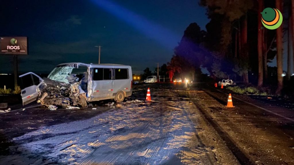 Homem morre e oito ficam feridos após colisão entre caminhonete e van em Não-Me-Toque