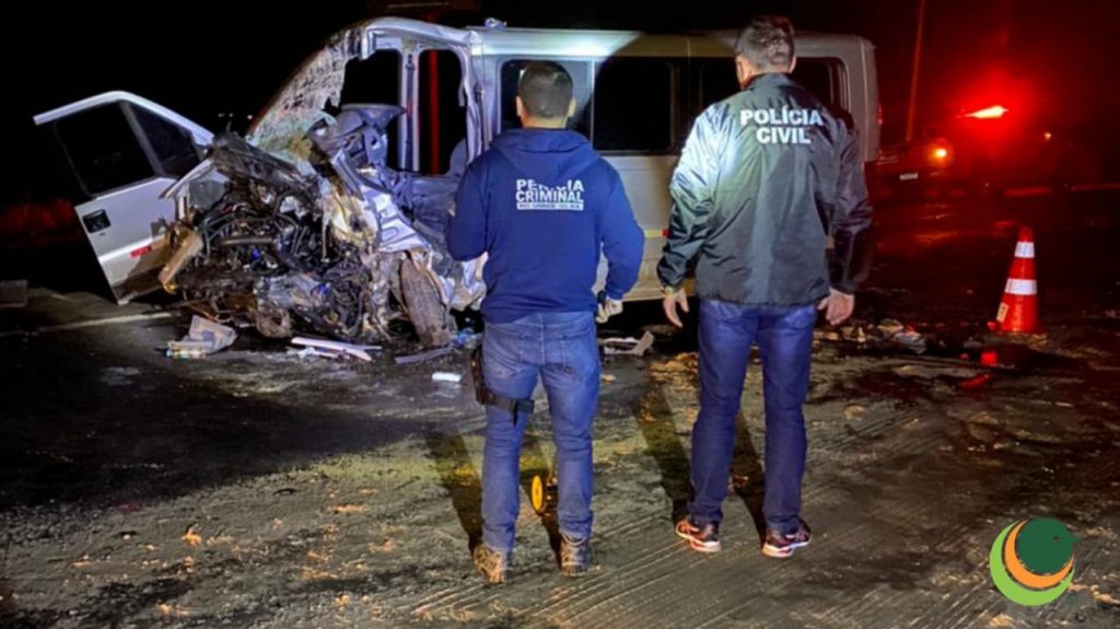 Homem morre e oito ficam feridos após colisão entre caminhonete e van em Não-Me-Toque