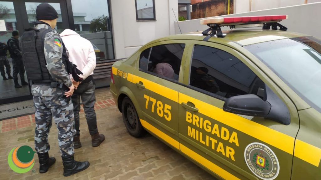 Ladrão é preso pela Bike Patrulha após cometer furto em farmácia de Passo Fundo.