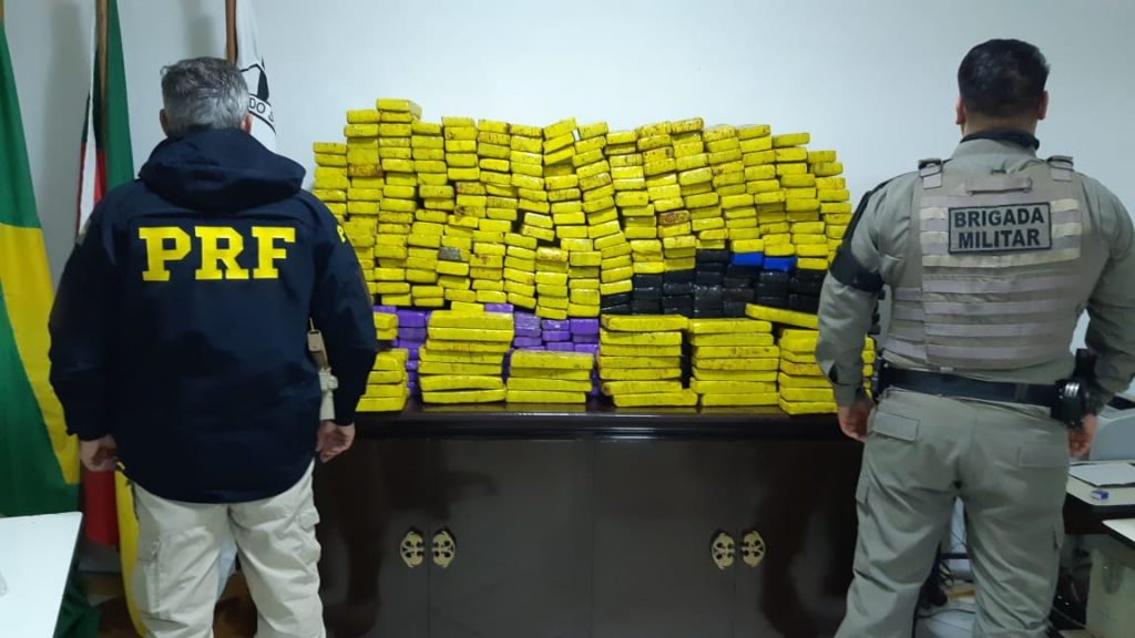 Traficante é preso pela PRF e BM com carro carregado de maconha após perseguição na BR 386