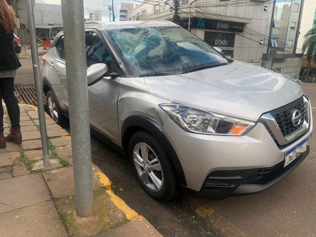 Skatista passa no sinal vermelho e é atropelado em Passo Fundo; confira o vídeo da ocorrência