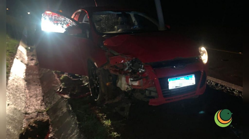 Colisão entre carro e moto deixa dois feridos em Passo Fundo; Uma das vítimas está em estado grave
