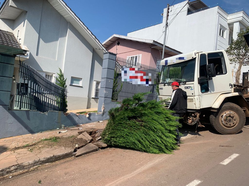 Caminhão desgovernado atinge muro de residência em Passo Fundo