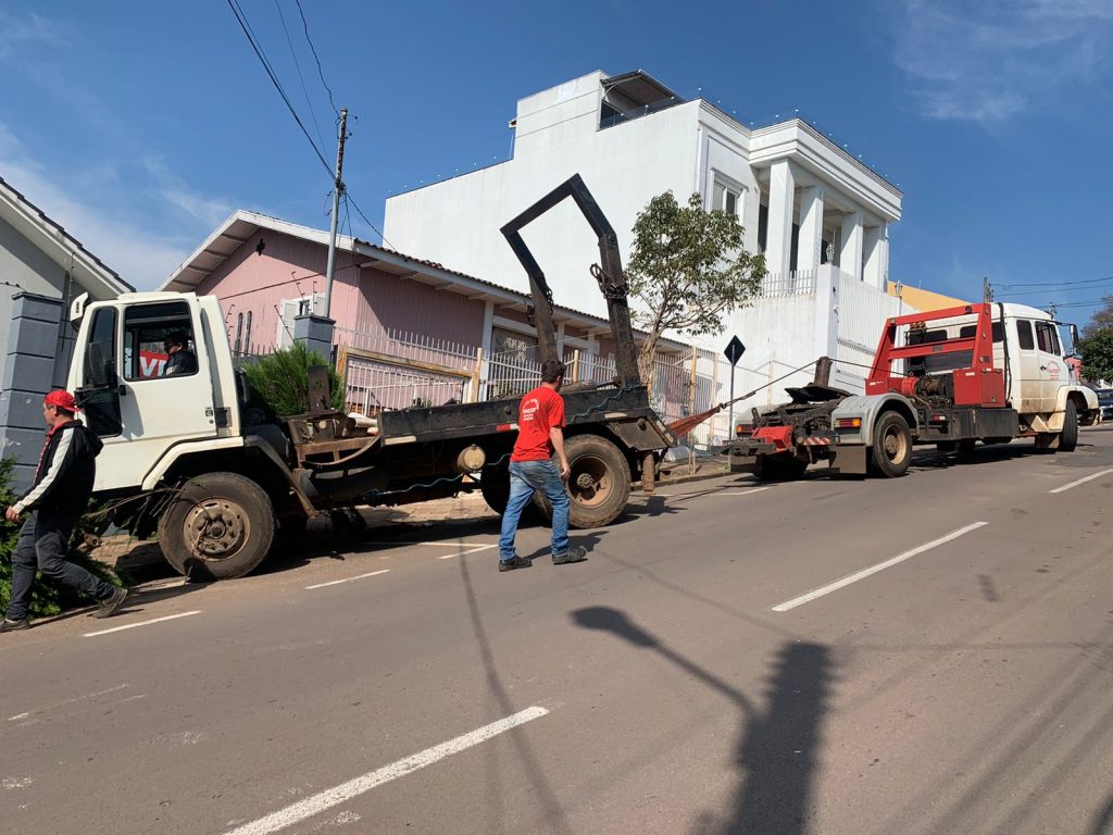 Caminhão desgovernado atinge muro de residência em Passo Fundo