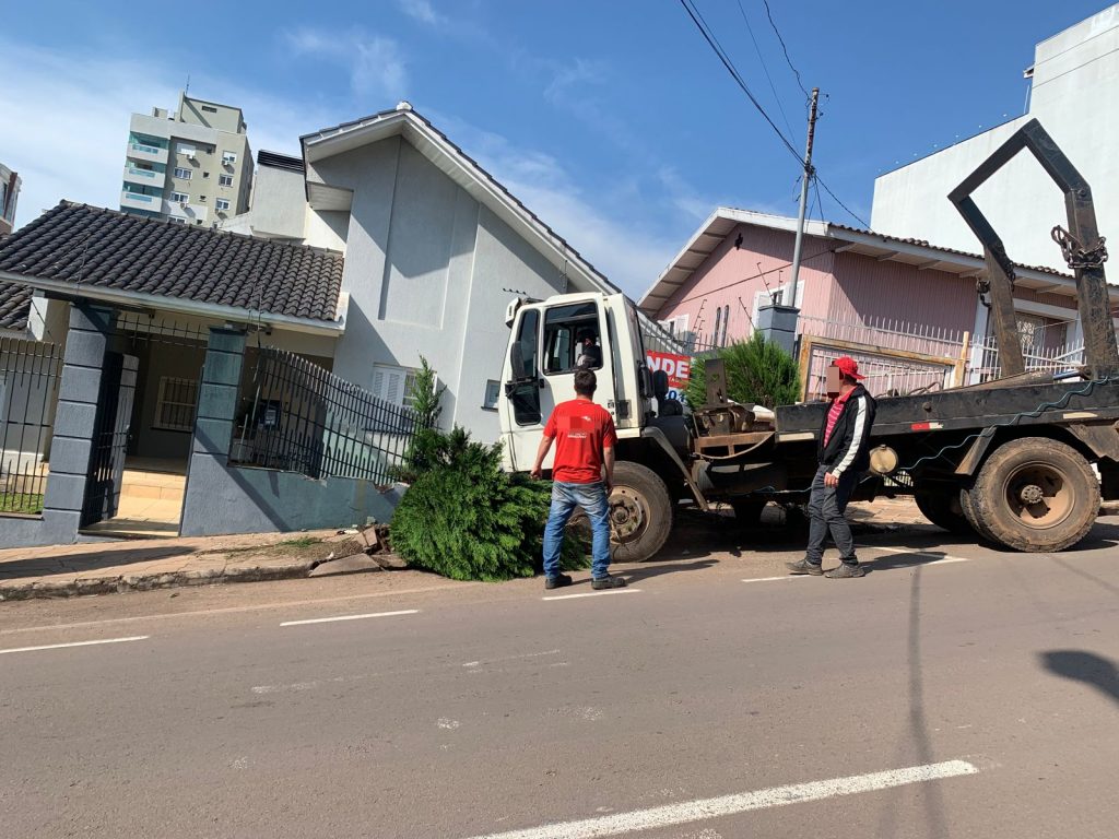 Caminhão desgovernado atinge muro de residência em Passo Fundo