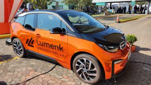 Lumenk leva carro elétrico carregado com energia solar para a Expoagas 2022