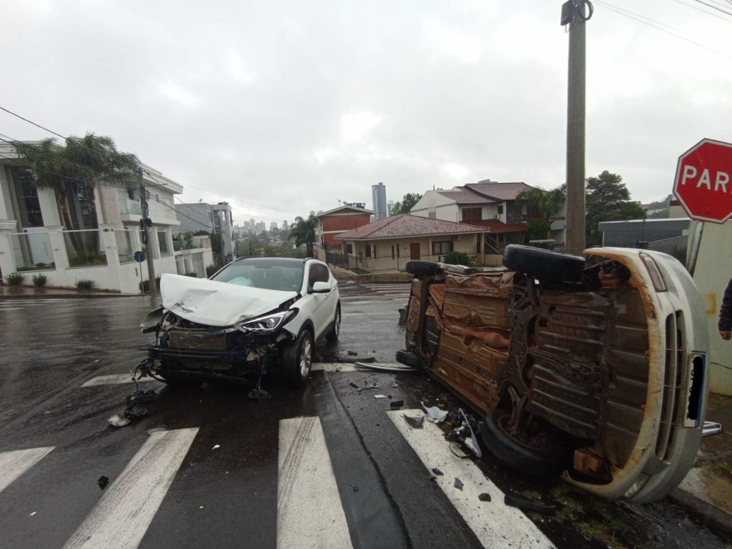 Veículo tomba em colisão na Vila Fátima; uma pessoa ficou ferida