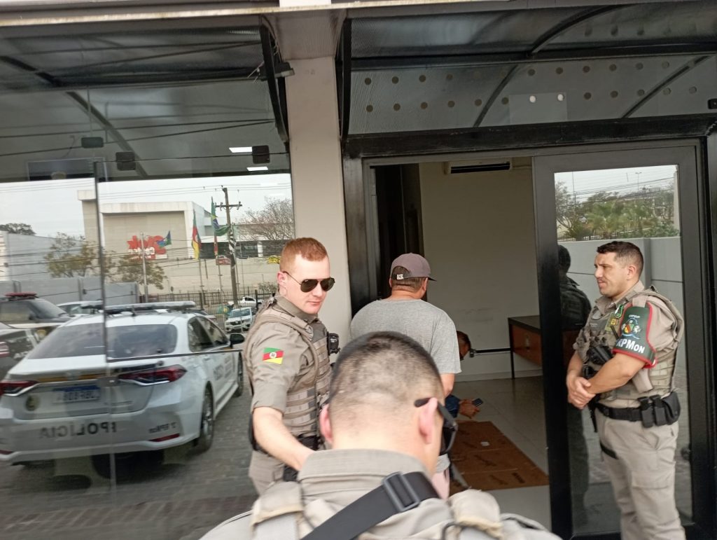 Na tarde desta quinta-feira 8, A Brigada Militar/3°RPMon efetuou a prisão de quatro indivíduos, sendo três deles por suspeita de furto e um pela receptação do veículo. As prisões ocorreram no bairro Petrópolis e em um ferro velho no bairro Santa Marta. Após informações do furto de um Chevette prata duas portas placa de Passo Fundo, as guarnições do segundo Esquadrão da Brigada Militar iniciaram as buscas pela cidade quando localizar um veículo Renault Symbol suspeito de ter levado os criminosos até o lugar do furto do Chevette. No interior do carro estavam três indivíduos. Eles são suspeitos de cometer o furto do veículo Chevette que ocorreu próximo ao mercado no bairro Petrópolis. Após a prisão dos três indivíduos foi alertado aonde poderia estar o carro sendo um ferro velho do bairro Santa Marta ponto as guarnições aproximaram do local e constatar a veracidade da informação sendo preso o proprietário pelo crime de receptação. Todos foram conduzidos a delegacia de polícia de pronta atendimento para ser apresentada a ocorrência para a polícia civil. O repórter policial João Victor Lopes acompanha a ocorrência e na sequência traz novas informações.