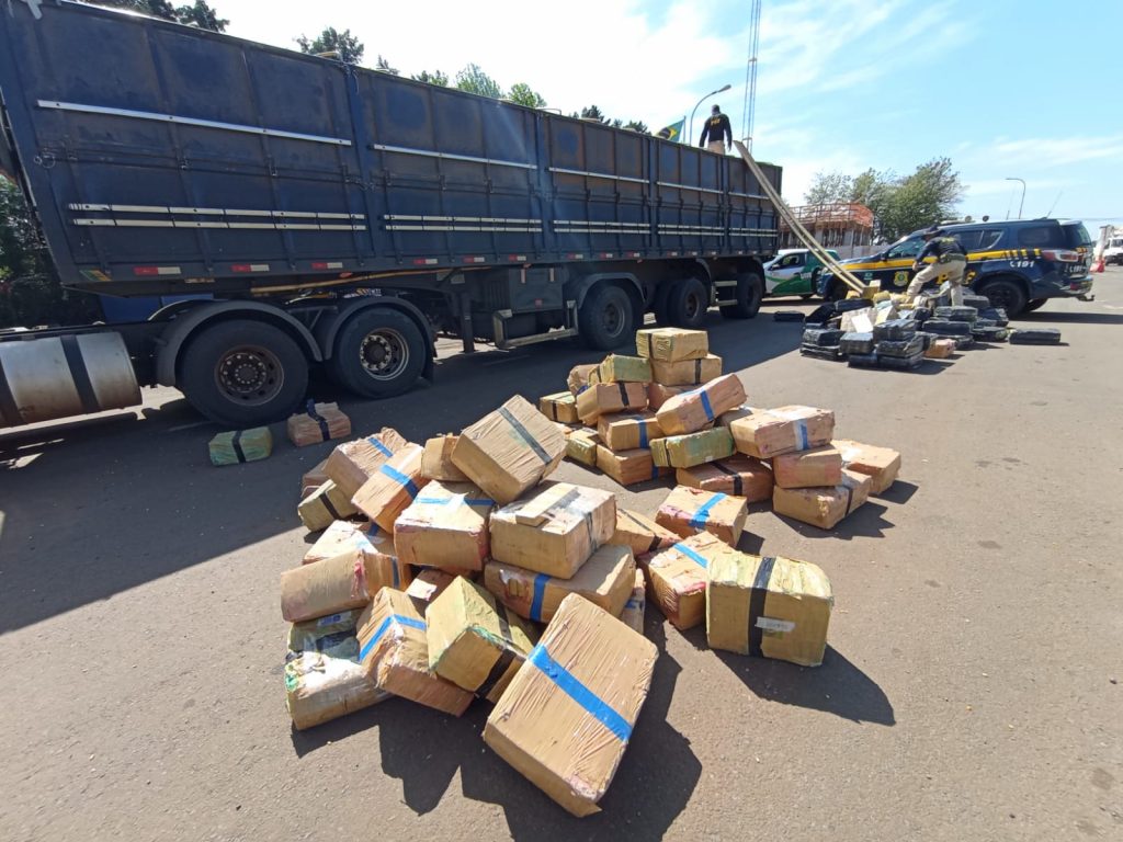 Carreta com mais de 2 toneladas de maconha é interceptada chegando em Passo Fundo
