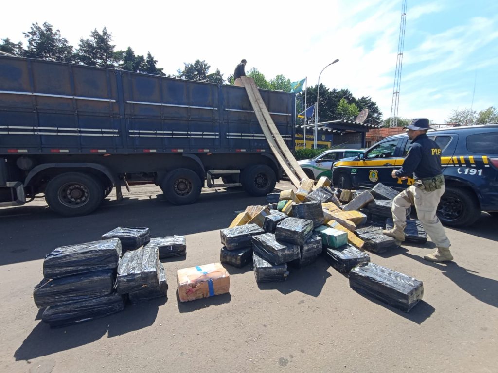 Carreta com mais de 2 toneladas de maconha é interceptada chegando em Passo Fundo