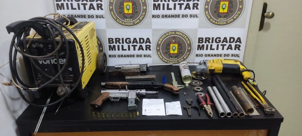 Fábrica clandestina de arma é localizada pela Brigada Militar no Bairro Zachia