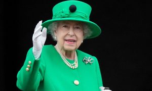 Rainha Elizabeth II morre como símbolo da monarquia e estabilidade Britânica, avalia historiador