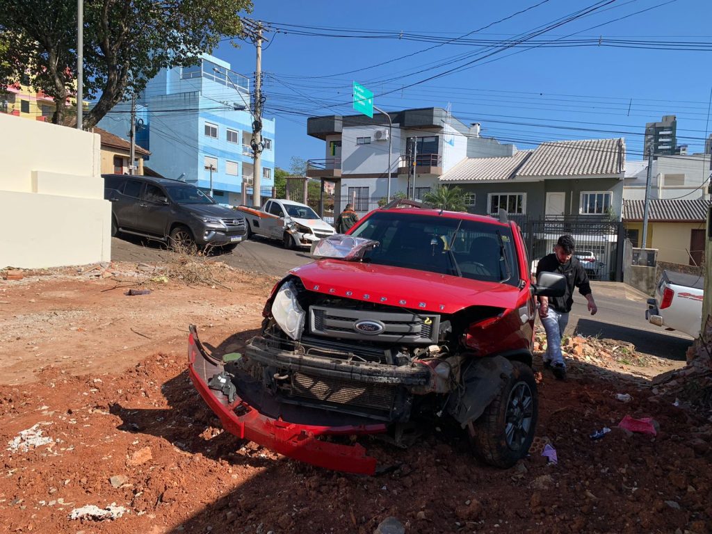 Colisão resulta em danos materiais de grande monta no Bairro Boqueirão