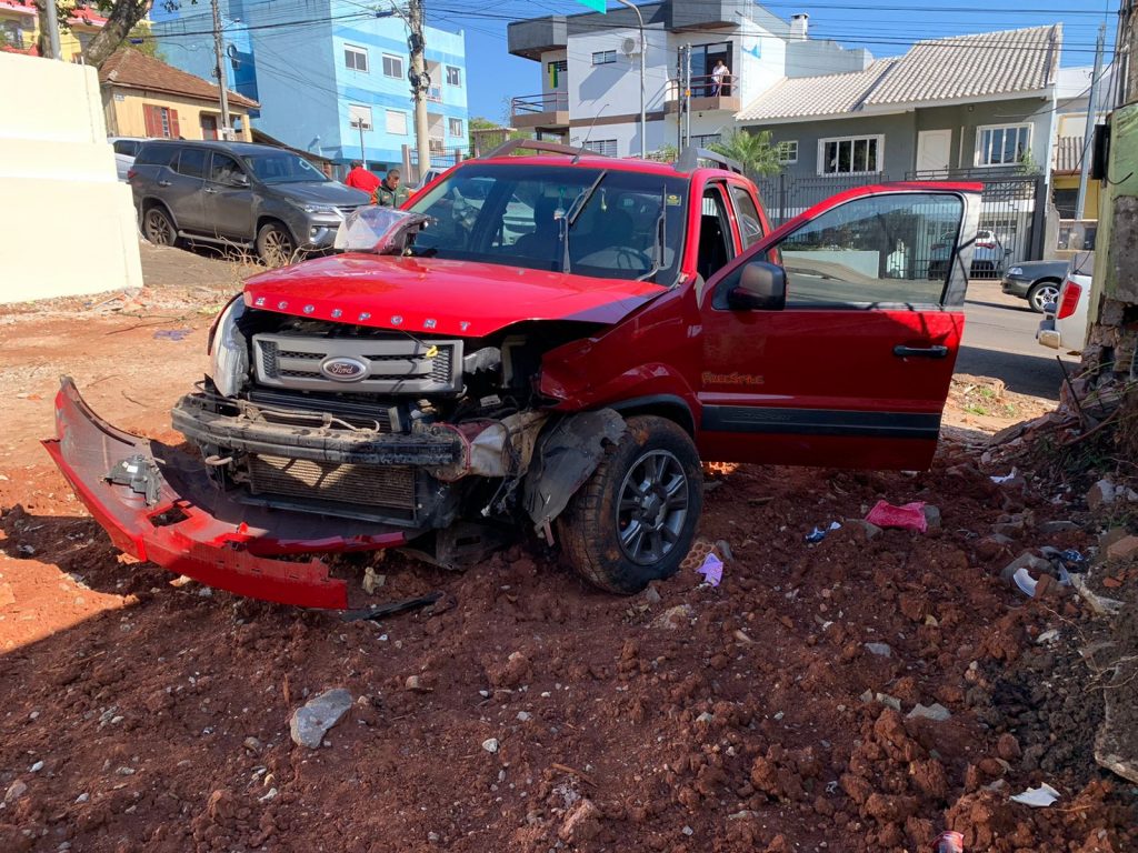 Colisão resulta em danos materiais de grande monta no Bairro Boqueirão