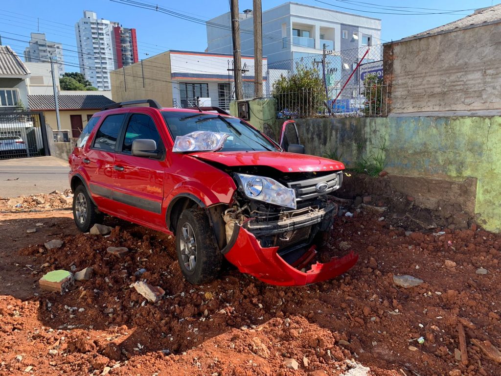 Colisão resulta em danos materiais de grande monta no Bairro Boqueirão