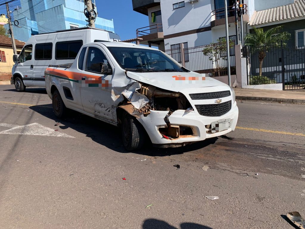 Colisão resulta em danos materiais de grande monta no Bairro Boqueirão